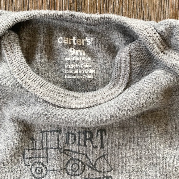 4/$10 Carter’s onesie bodysuit 9 months - Picture 3 of 5